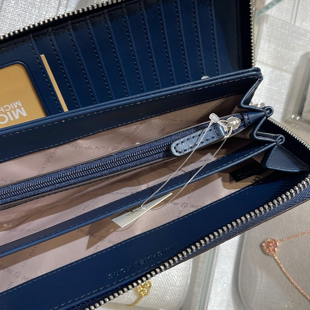 MICHAEL KORS LARGE TRAVEL CONTINENTAL WRISTLET WALLET SMARTPHONE NAVY BLUE
NWT - Picture 7 of 16